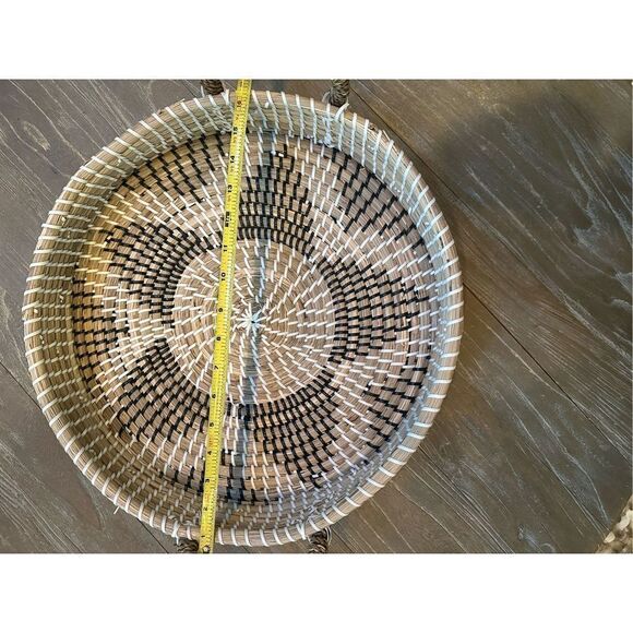 Straw basket tray - flower- star- woven black/white/tan - Picture 3 of 4